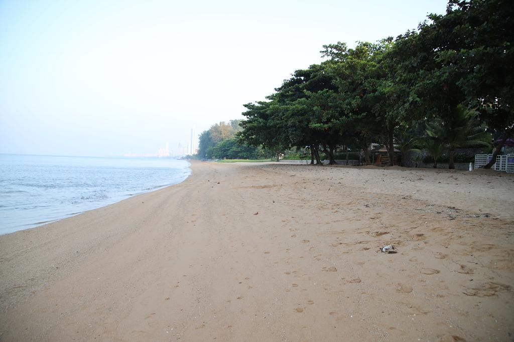 Baan Dhewaran Beachfront Villa