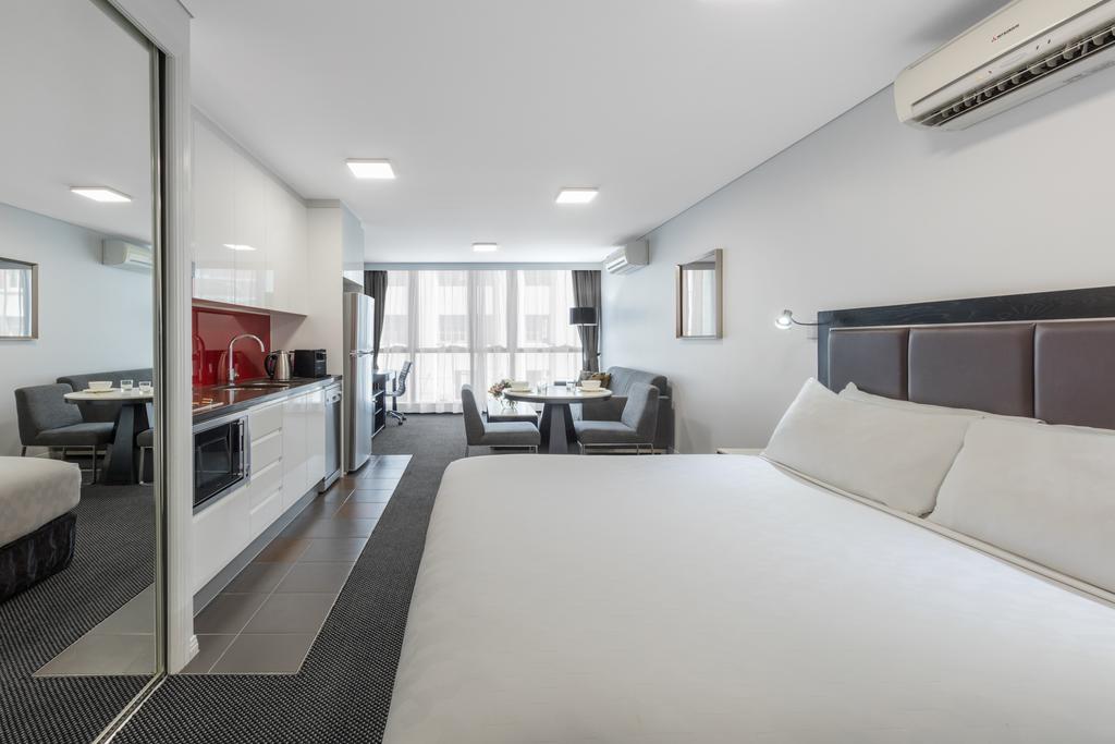 Meriton Suites Adelaide Street