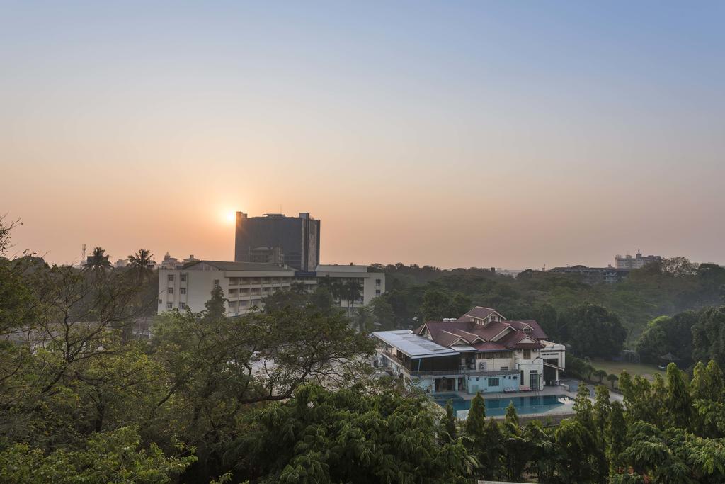 Chatrium Hotel Royal Lake Yangon